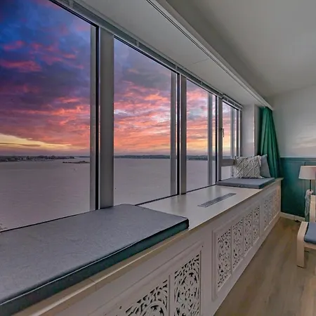 Moderne Ferienwohnung Mit Blick Aufs Wasser Lägenhet *